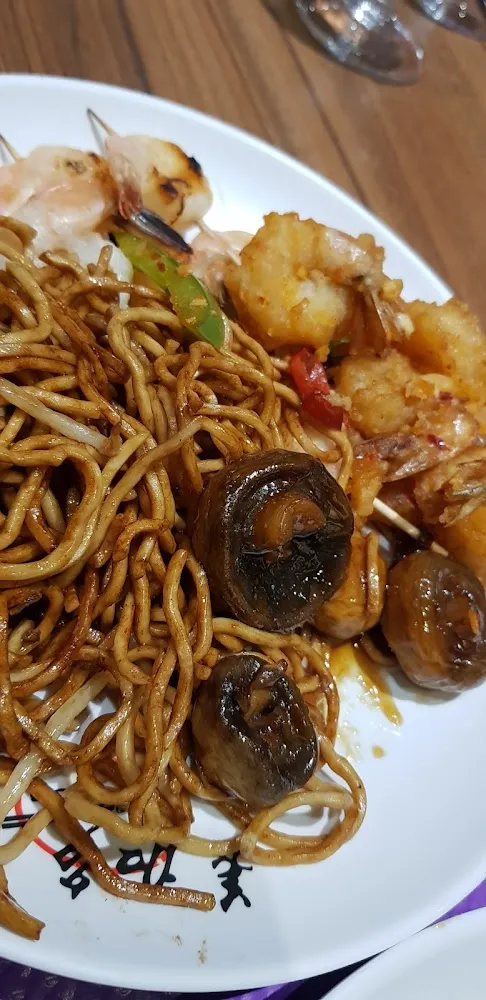 Nouilles Sautées Aux Crevettes Et Champignons de Paris